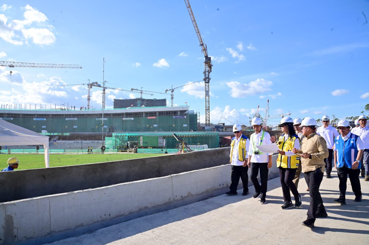 Presiden Jokowi meninjau langsung lapangan upacara berikut Istana Presiden di Kawasan IKN, Kabupaten Penajam Paser Utara, Provinsi Kalimantan Timur, Kamis, 29 Februari 2024. (SinPo.id/BPMI Setpres)