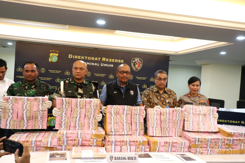 Polda Metro Jaya berhasil menangkap sindikat pembuat uang palsu yang senilai Rp 22 miliar di kawasan Srenseng (Ashar/SinPo.id)