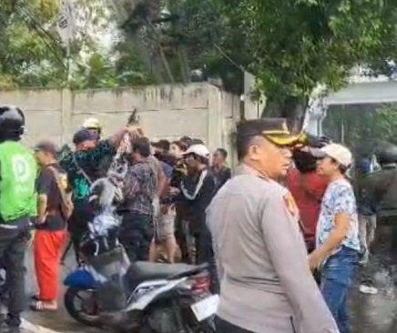 Bentrok dua ormas di Jalan TB Simatupang, Pasar Minggu, Jaksel (SinPo.id/tangkapan layar)