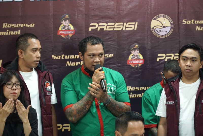 Polres Metro Jakarta Barat gelar rilis publik figur penyanyi Virgoun sebagai tersangka penyalahgunaan narkoba (Ashar/SinPo.id)