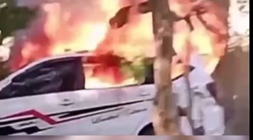 Mobil yang dibakar di Pati (SinPo.id/ Instagram)