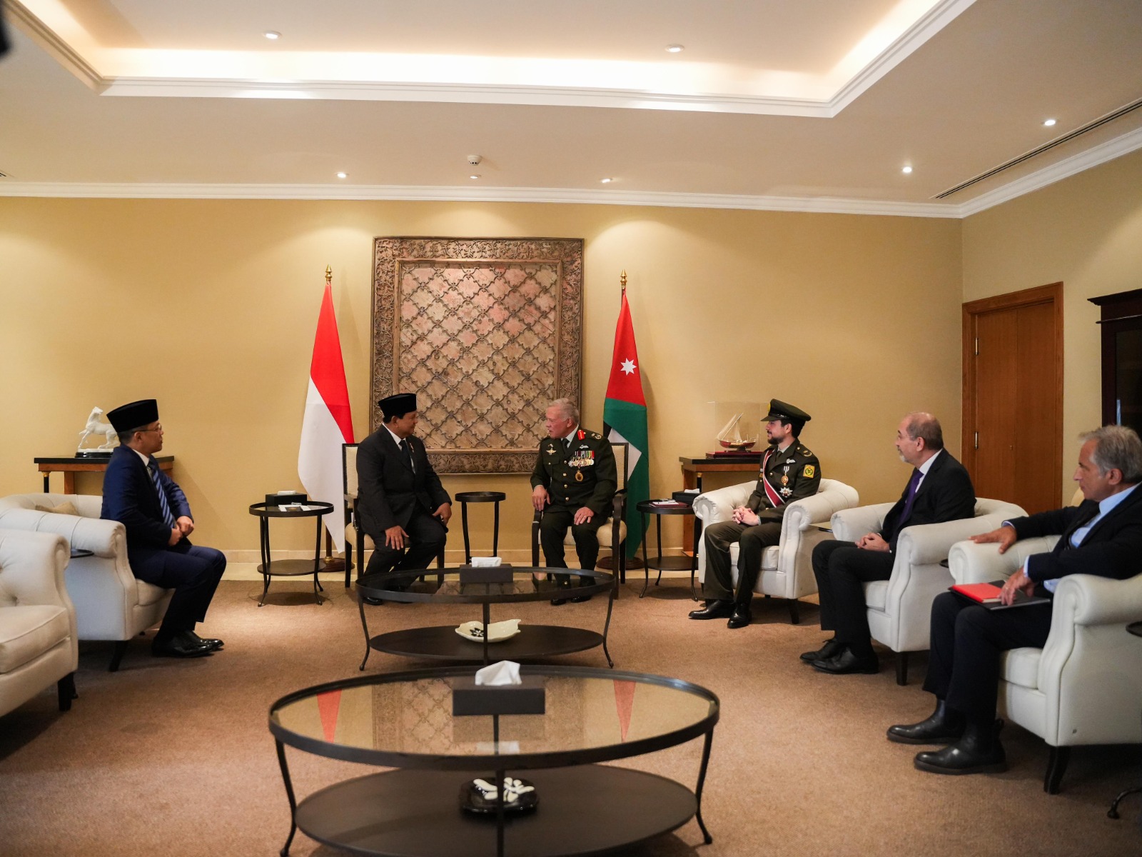 Menhan Prabowo Subianto melakukan pertemuan dengan Raja Yordania Abdullah II bin Al-Hussein sesaat tiba di Yordania pada Senin, 10 Juni 2024. (SinPo.id/Tim Media)