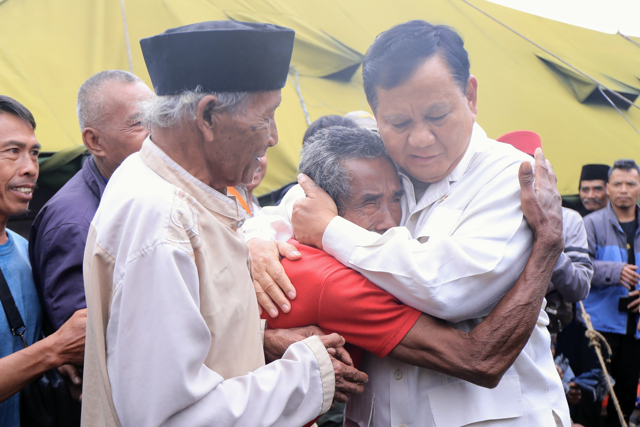 Prabowo memeluk seorang pria yang terkena bencana (Sinpo.id/Tim Media)