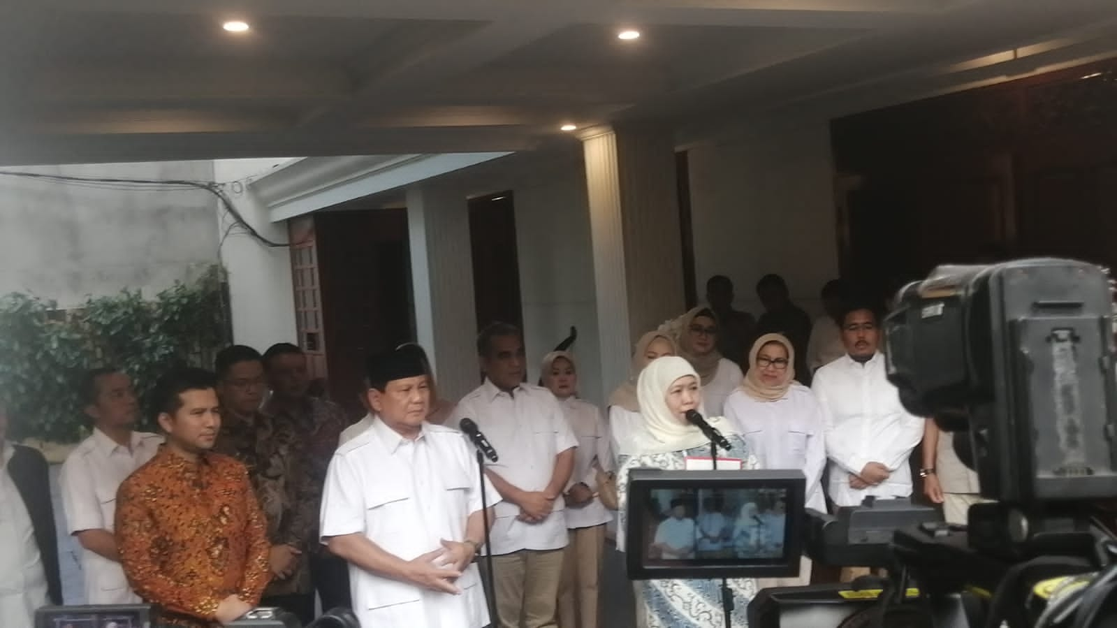 Ketum Gerindra Prabowo Subianto dan Khofifah-Emil Dardak (SinPo.id/Tio Pirnando)