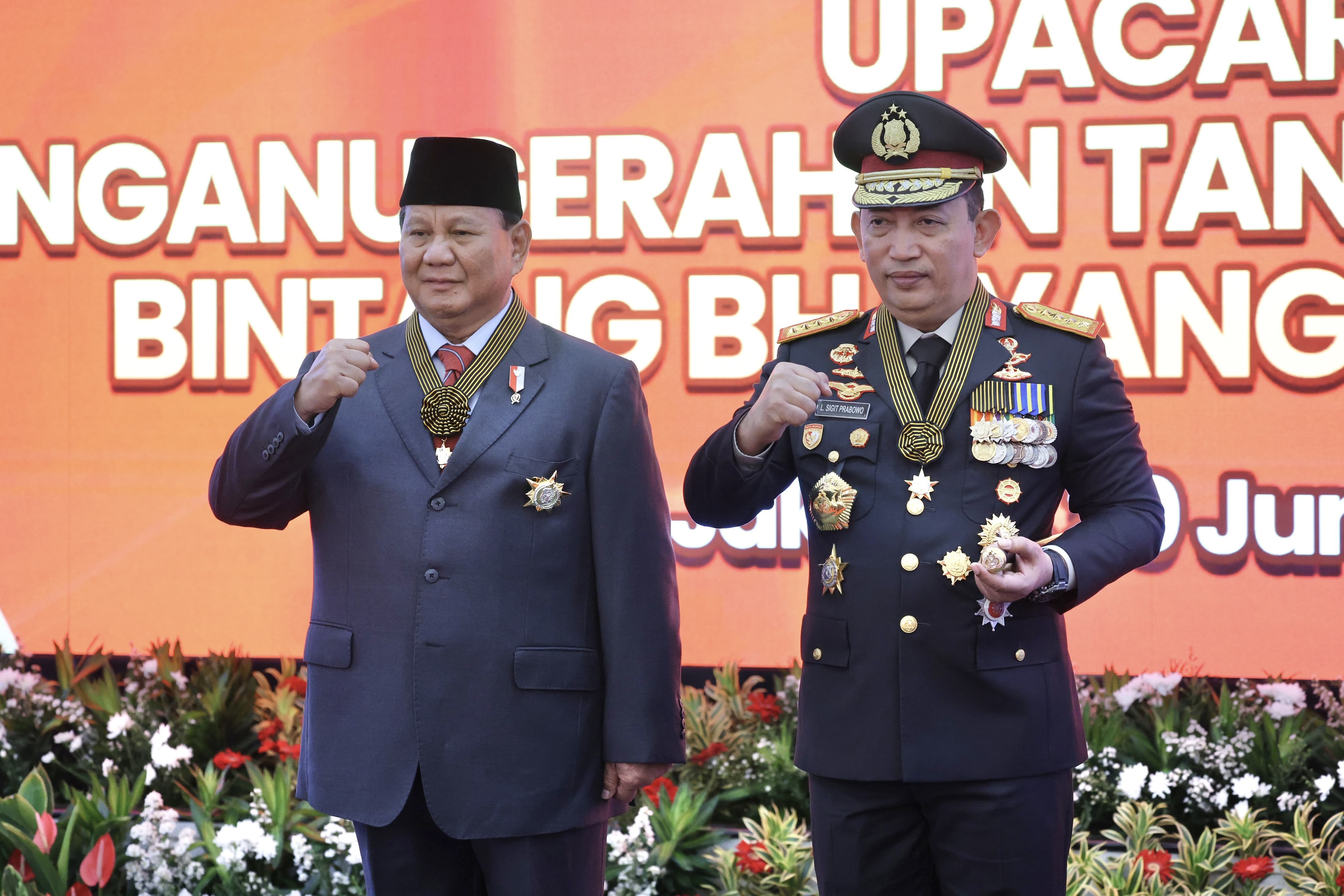 Menteri Pertahanan (Menhan) RI Prabowo Subianto menerima penghargaan tanda kehormatan Bintang Bhayangkara Utama. (SinPo.id/Tim Media)