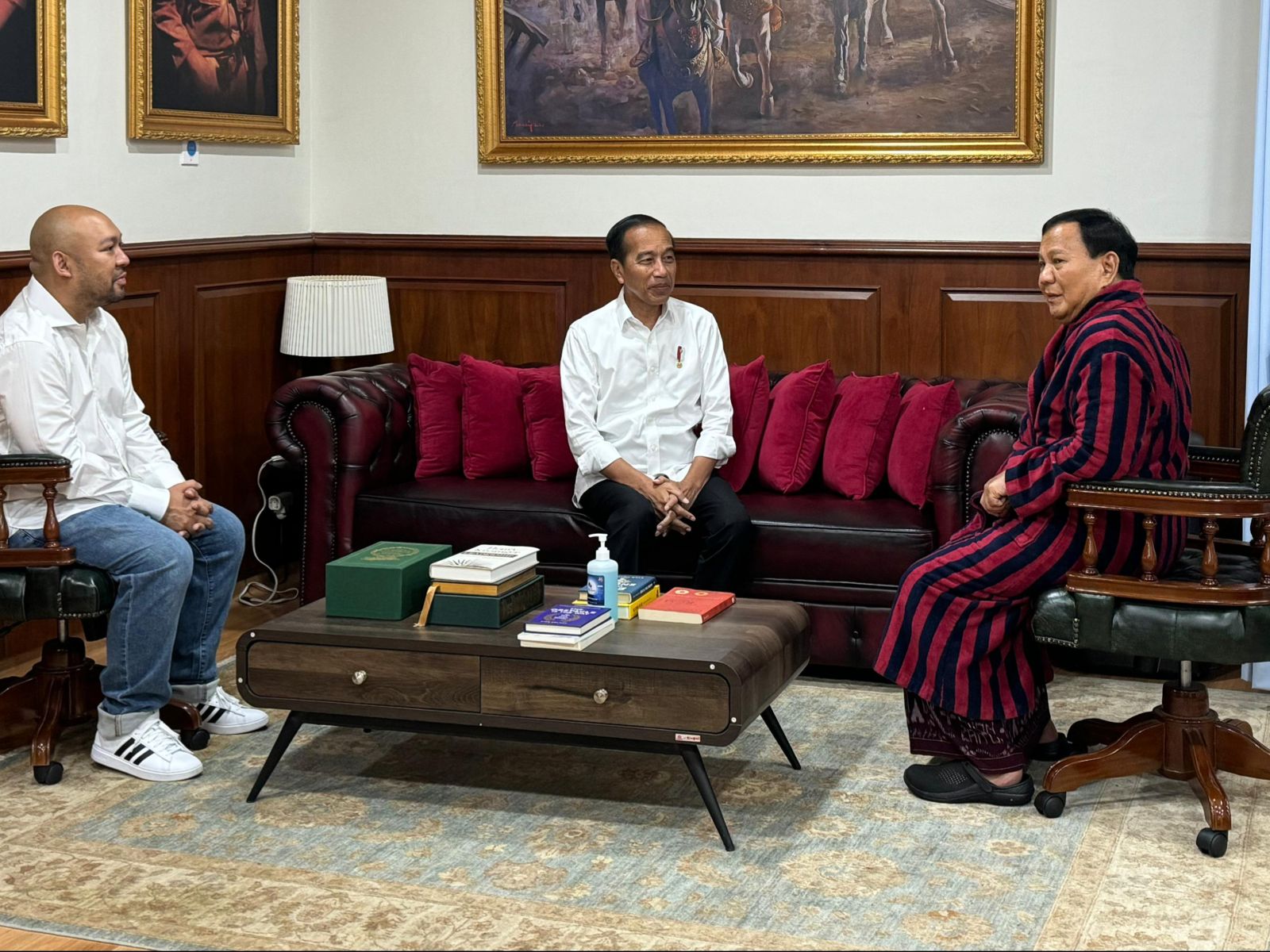 Presiden Jokowi saat menjenguk Prabowo usai jalani operasi cedera kaki (SinPo.id/ Tim Media)