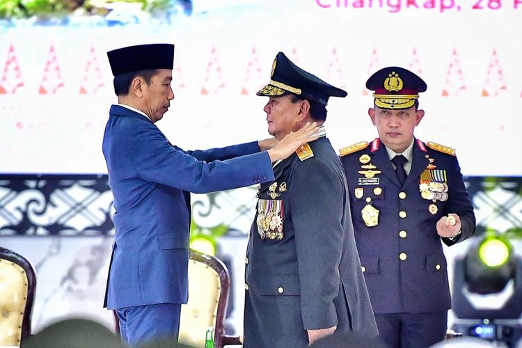 Presiden Jokowi saat memasangkan tanda pangkat bintang empat untuk Prabowo Subianto saat rapat pimpinan TNI-Polri di Mabes TNI pada 28 Februari 2024. (SinPo.id/Dok. Sekretariat Presiden)