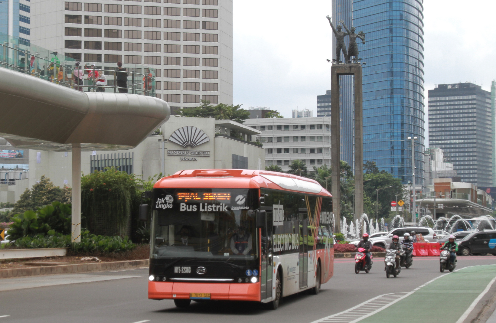 Bus Transjakarta melintasi bundaran Hotel Indonesia (SinPo.id/Ashar)