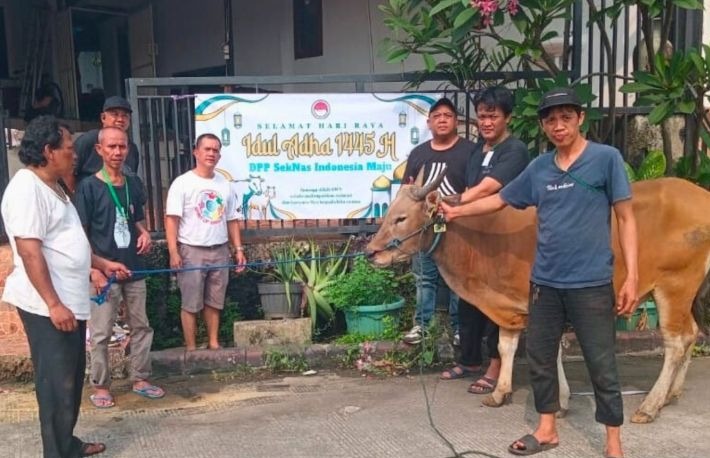 Seknas Indonesia Maju menyalurkan hewan kurban berupa seekor sapi dan empat ekor kambing di Kampung Melayu, Jakarta. (SinPo.id/Dok. Seknas Indonesia Maju)