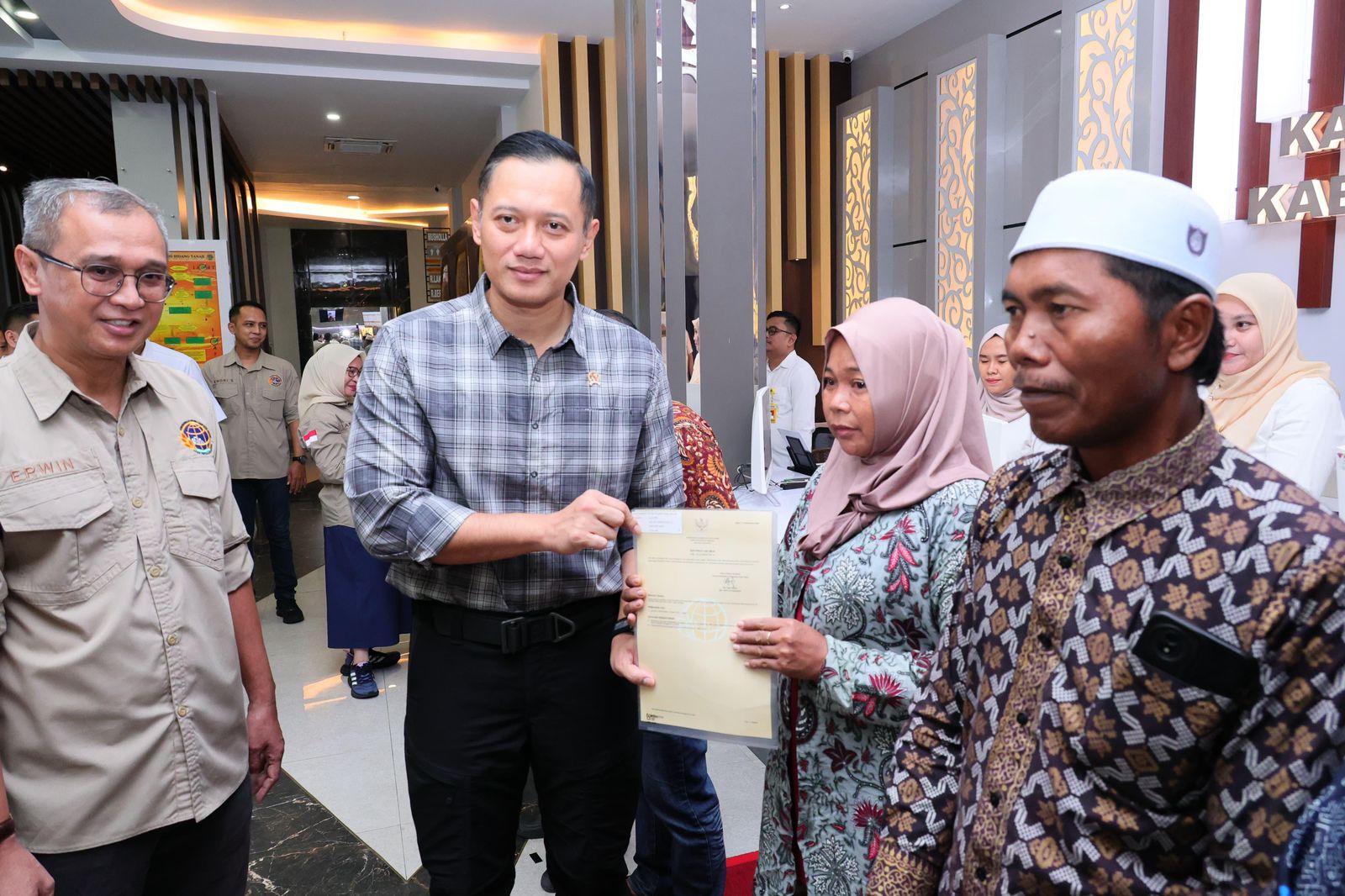 Menteri ATR/Kepala BPN, Agus Harimurti Yudhoyono (AHY) menyerahkan sepuluh Sertifikat Tanah Elektronik milik masyarakat. (SinPo.id/Humas ATR/BPN)