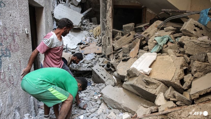 Puing-puing rumah yang hancur di Kamp Shati akibat serangan Israel. (SinPo.id/AFP)