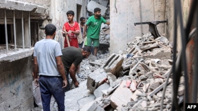 Pencarian korban di antara puing-puing rumah (SinPo.id/AFP)