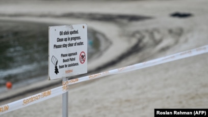 Pantai Siloso di Pulau Sentosa di Singapura ditutup karena tumpahan minyak (SinPo.id/AFP)