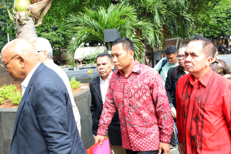 Staf Hasto Kristiyanto Kusnadi saat hadir di KPK (SinPo.id/ Ashar)