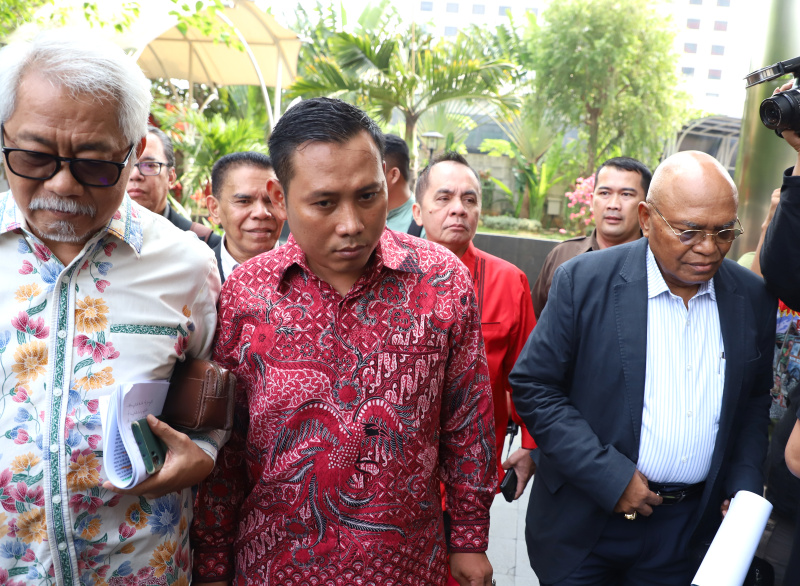 Staf Sekjen PDIP Hasto, Kusnadi penuhi panggilan KPK sebagai saksi terkait kasus Harun Masiku (Ashar/SinPo.id)
