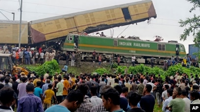 Kecelakaan kereta di dekat stasiun New Jalpaiguri, Bengal Barat, India (SinPo.id/AP)