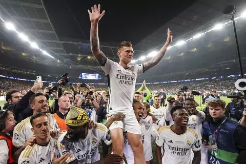 Gelandang Real Madrid Toni Kroos diangkat oleh rekan-rekannya setelah menjuarai Liga Champions 2023/24 di Stadion Wembley, London. (SinPo.id/AP)