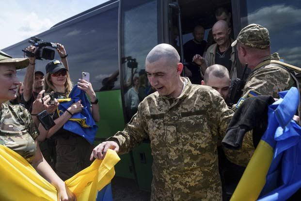Pertukaran tahanan perang Rusia-Ukraina. (SinPo.id/AP Photo)