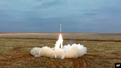 Peluncuran rudal Iskander-K Rusia diluncurkan saat latihan militer di tempat pelatihan di Rusia (SinPo.id/AP)