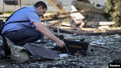 Seorang jaksa kejahatan perang memeriksa lokasi serangan drone Rusia (SinPo.id/Reuters)