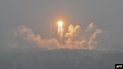 Roket Long March-5, yang membawa wahana penjelajah bulan Chang'e-6, lepas landas (SinPo.id/AFP)