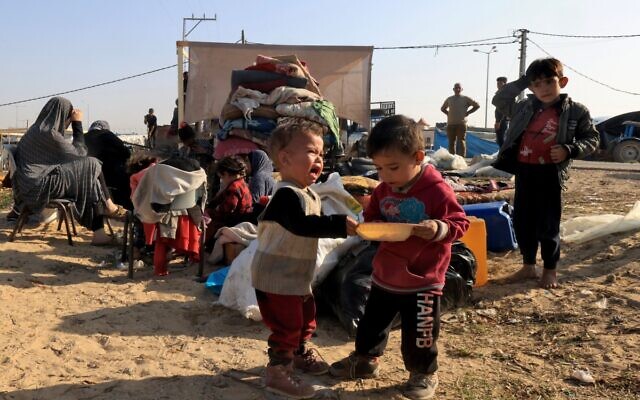 Anak-anak Palestina di tempat pengungsian di Rafah (AFP)