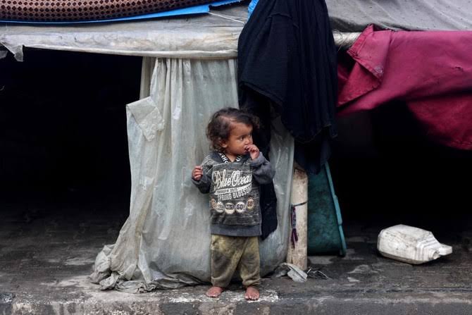 Ilustrasi. Warga Gaza terpaksa minum air limbah dan makan pakan ternak, lantaran sulitnya akses bantuan kemanusiaan ke wilayah yang terkepung tersebut. (SinPo.id/AFP)