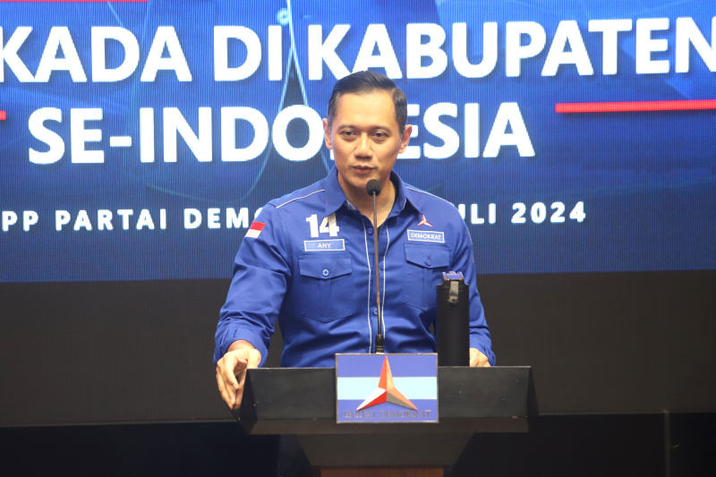 Ketua Umum Demokrat AHY menyerahkan secara simbolis 56 Calon Kepala Daerah untuk maju di Pilkada Serentak (Ashar/SinPo.id)