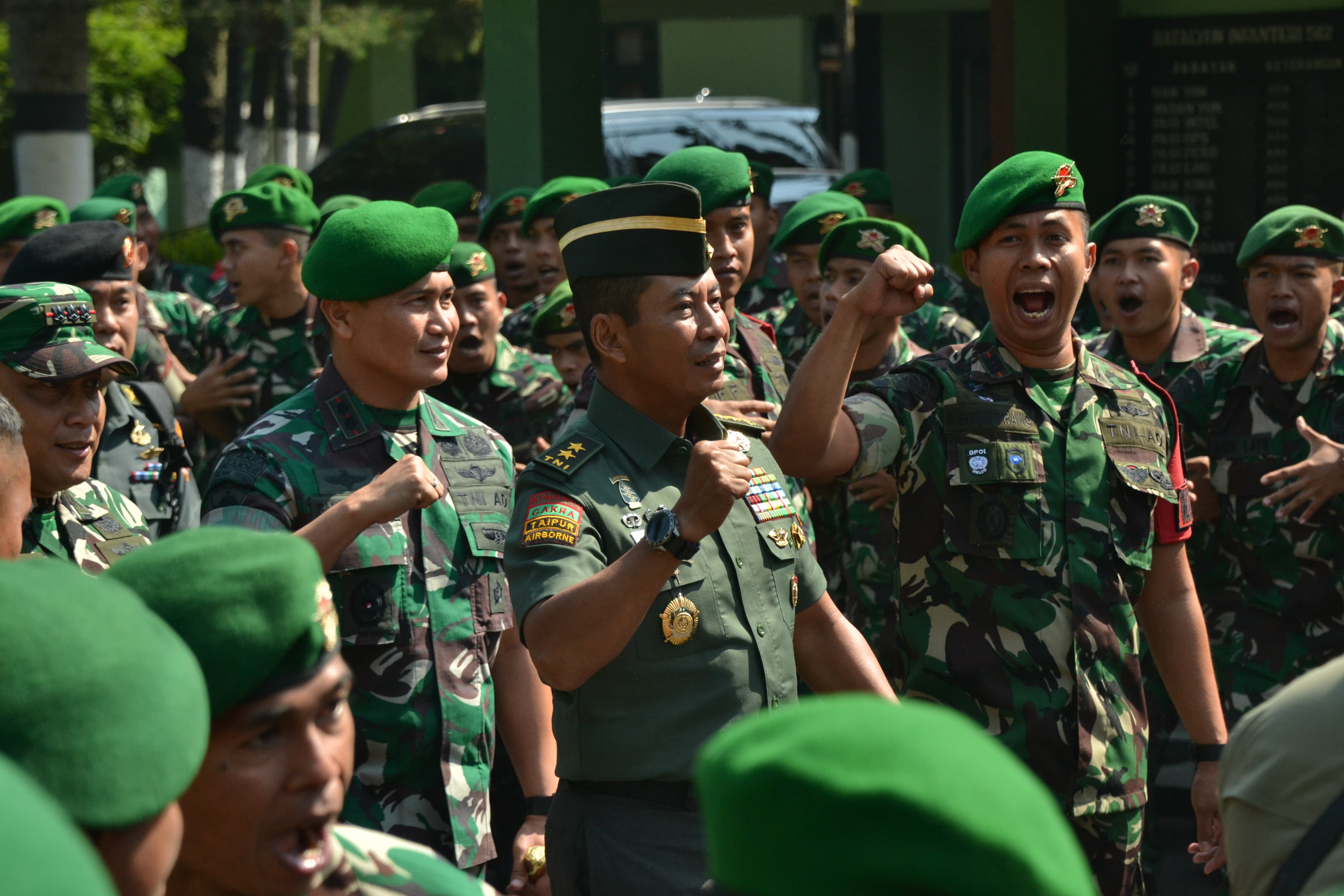 Aster Panglima TNI Mayjen Novi Helmy Prasetya memberikan pembekalan Bintermkepada anggota Satgas Yonif 512/QY. (SinPo.id/Puspen TNI)