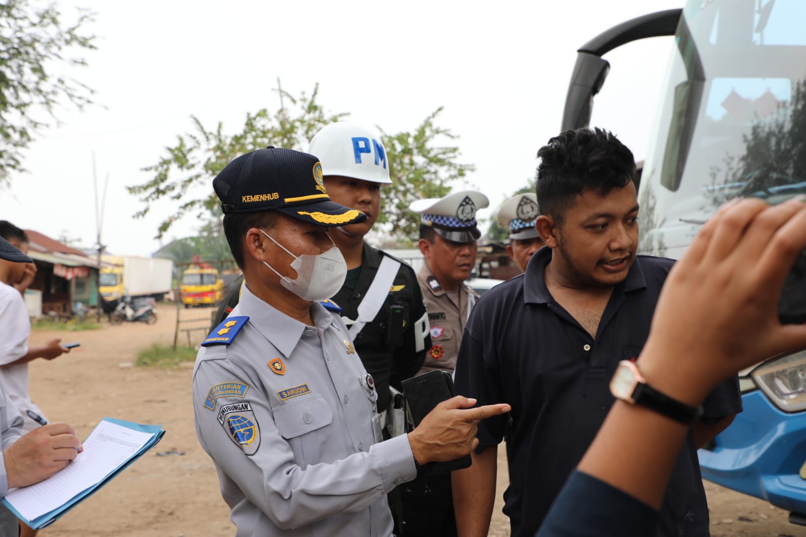 Kemenhub mengecek bus pariwisata di pool ilegal. (SinPo.id/dok. Kemhub)