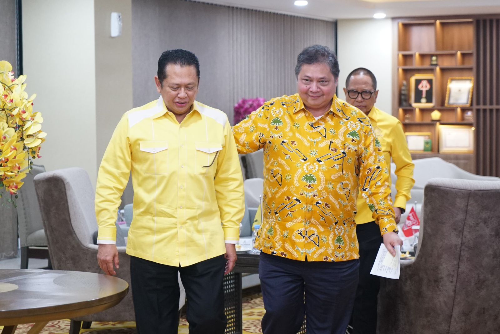 Wakil Ketua Umum Partai Golkar Bambang Soesatyo (Bamsoet) dan Ketua Umum Golkar Airlangga Hartarto. (SinPo.id/Dok. Pribadi)