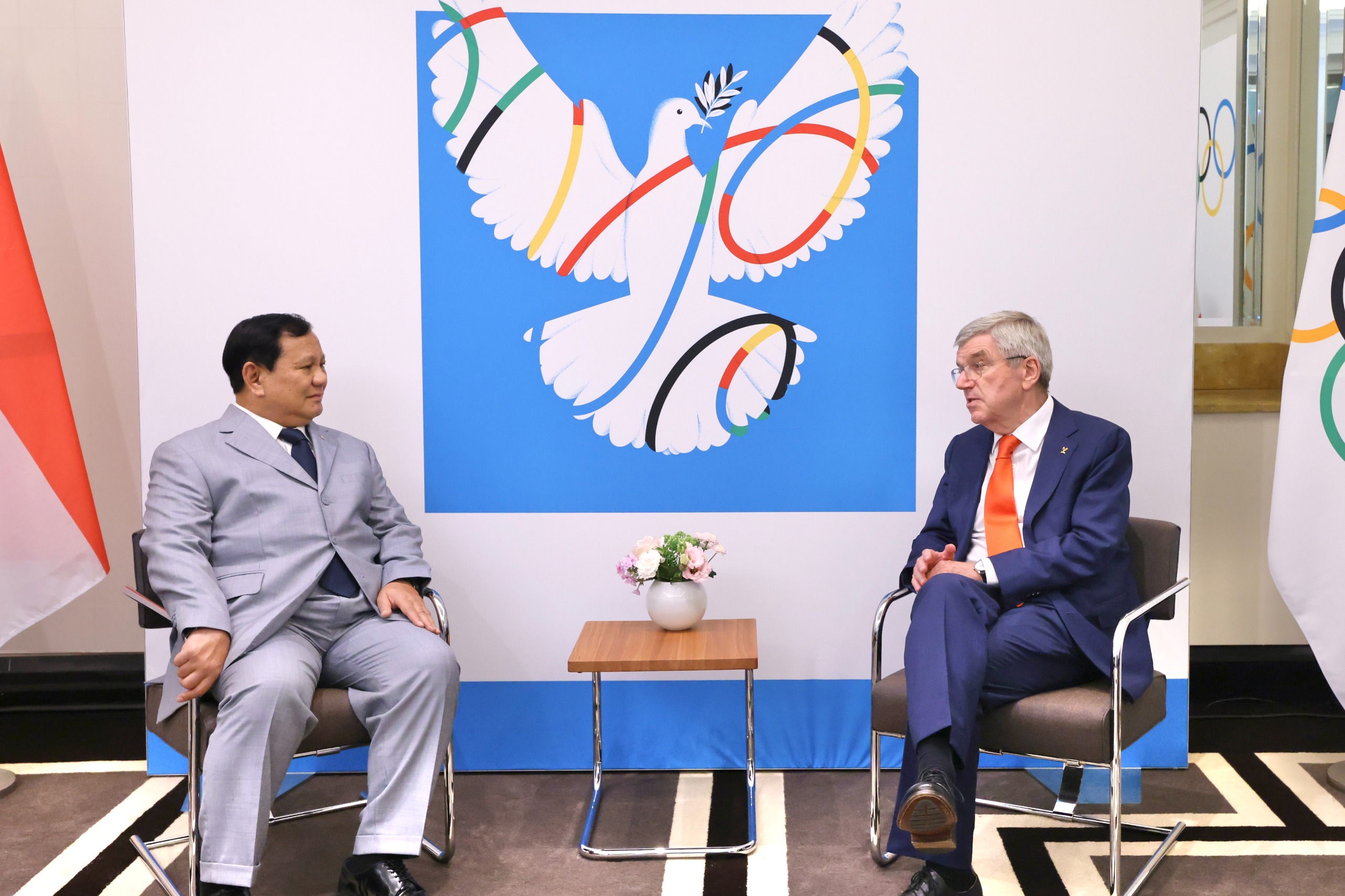 Prabowo Subianto saat bertemu Presiden Komite Olimpiade International (IOC) Thomas Bach (SinPo.id/ Tim Media)