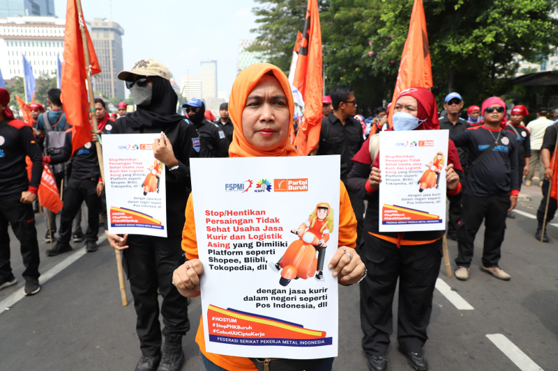 Ratusan buruh gelar aksi demo tolak PHK massal buruh tekstil dan jasa kurir Pos Indonesia (Ashar/SinPo.id)