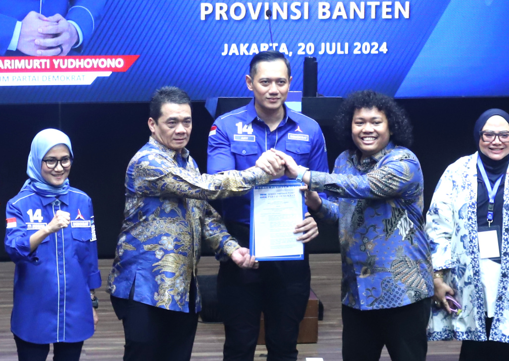 Ketum Demokrat AHY resmi mendukung Ahmad Riza Patria-Marshel Widianto di Pilkada Tangsel 2024 (Ashar/SinPo.id)