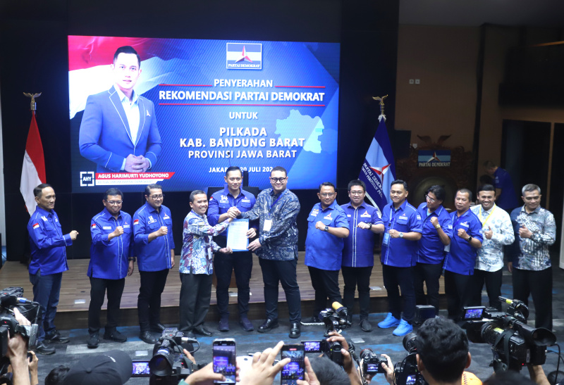 Ketum Demokrat resmi usung Agus Triwiyono-Gilang Dirga di Pilbub Bandung Barat (Ashar/SinPo.id)