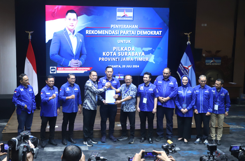 Ketum Demokrat AHY resmi usung Eri Cahyadi-Armuji di Pilkada Surabaya 2024 (Ashar/SinPo.id)