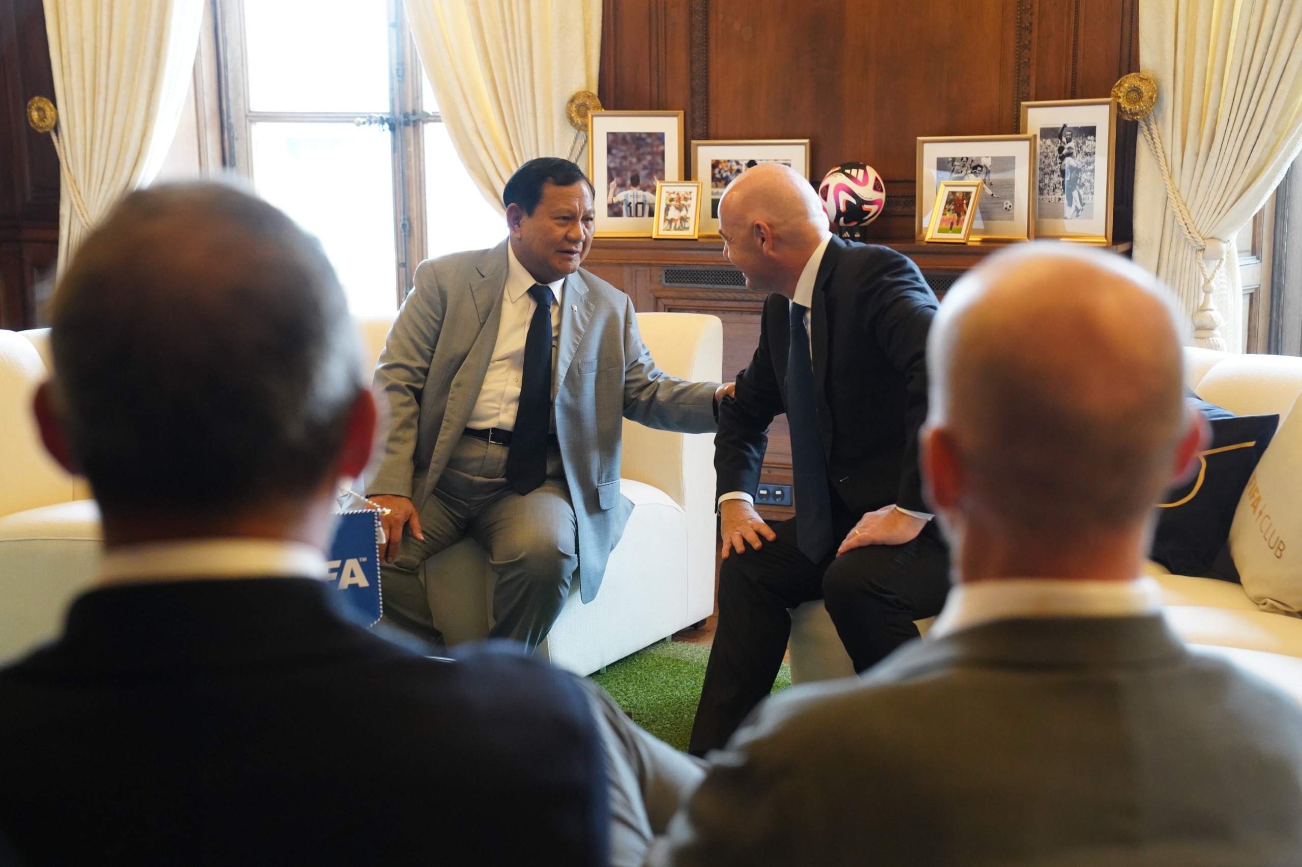 Prabowo Subianto saat bertemu Presiden FIFA Gianni Infantino (SinPo.id/ Tim Media)