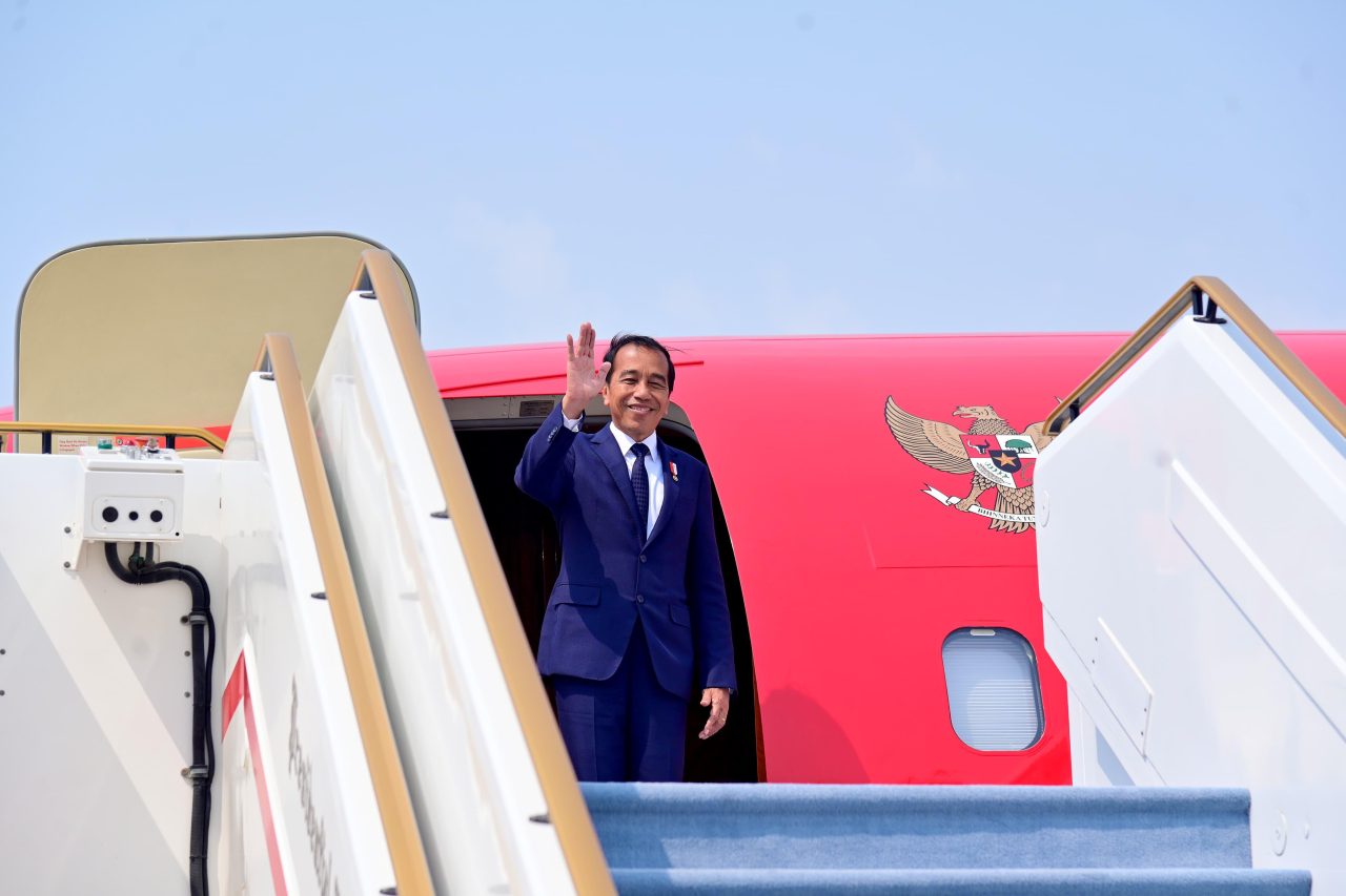 Presiden Jokowi tiba di Pangkalan TNI AU Halim Perdanakusuma, Jakarta pada Kamis, 18 Juli 2024 susai melakukan kunjungan kenegaraan di Abu Dhabi. (SinPo.id/BPMI Setpres)