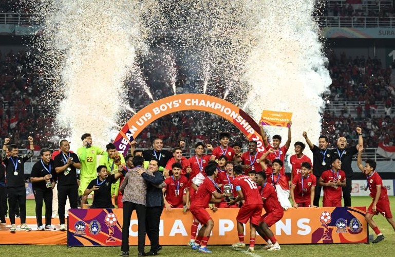 Sejumlah pemain, tim pelatih serta ofisial tim berselebrasi usai mengalahkan Timnas Thailand dalam pertandingan final Piala AFF U-19. (SinPo.id/Antara)