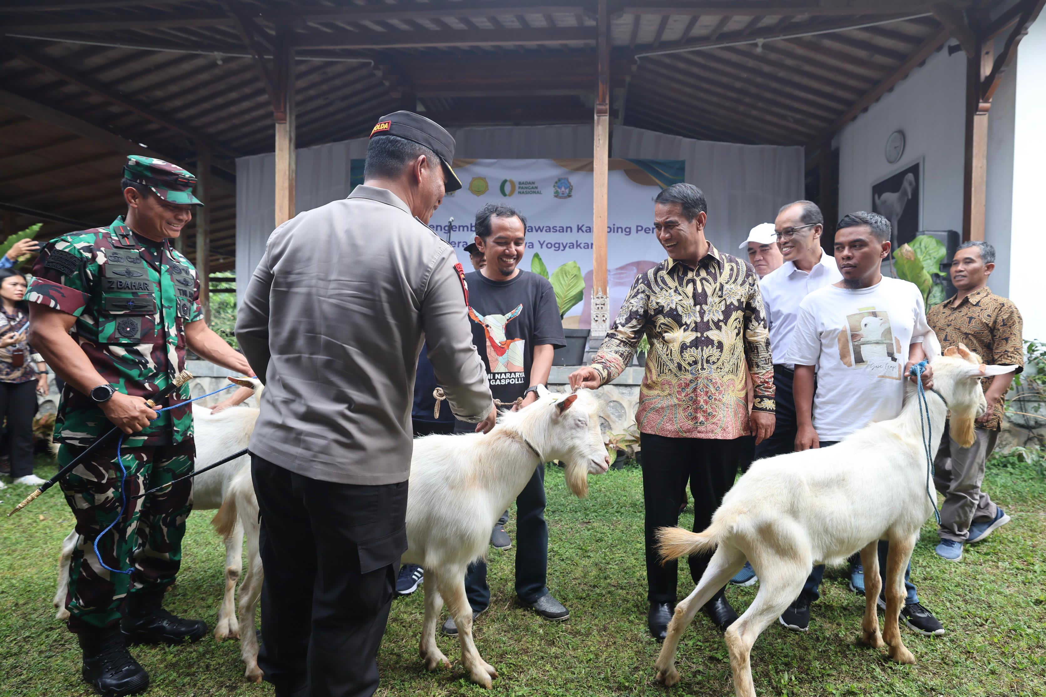 Mentan Andi Amran Sulaiman mengunjungi Bhumi Nararya Farm di Kabupaten Sleman, DIY (SinPo.id/Kementan)
