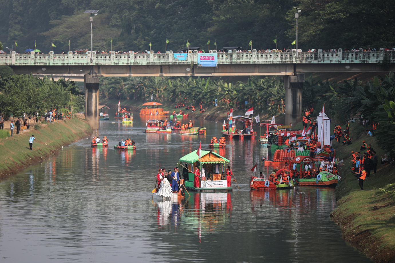 Parade perahu botol plastik bekas dalam peringatan hari sungai nasional. (SinPo.id/DLH DKI)