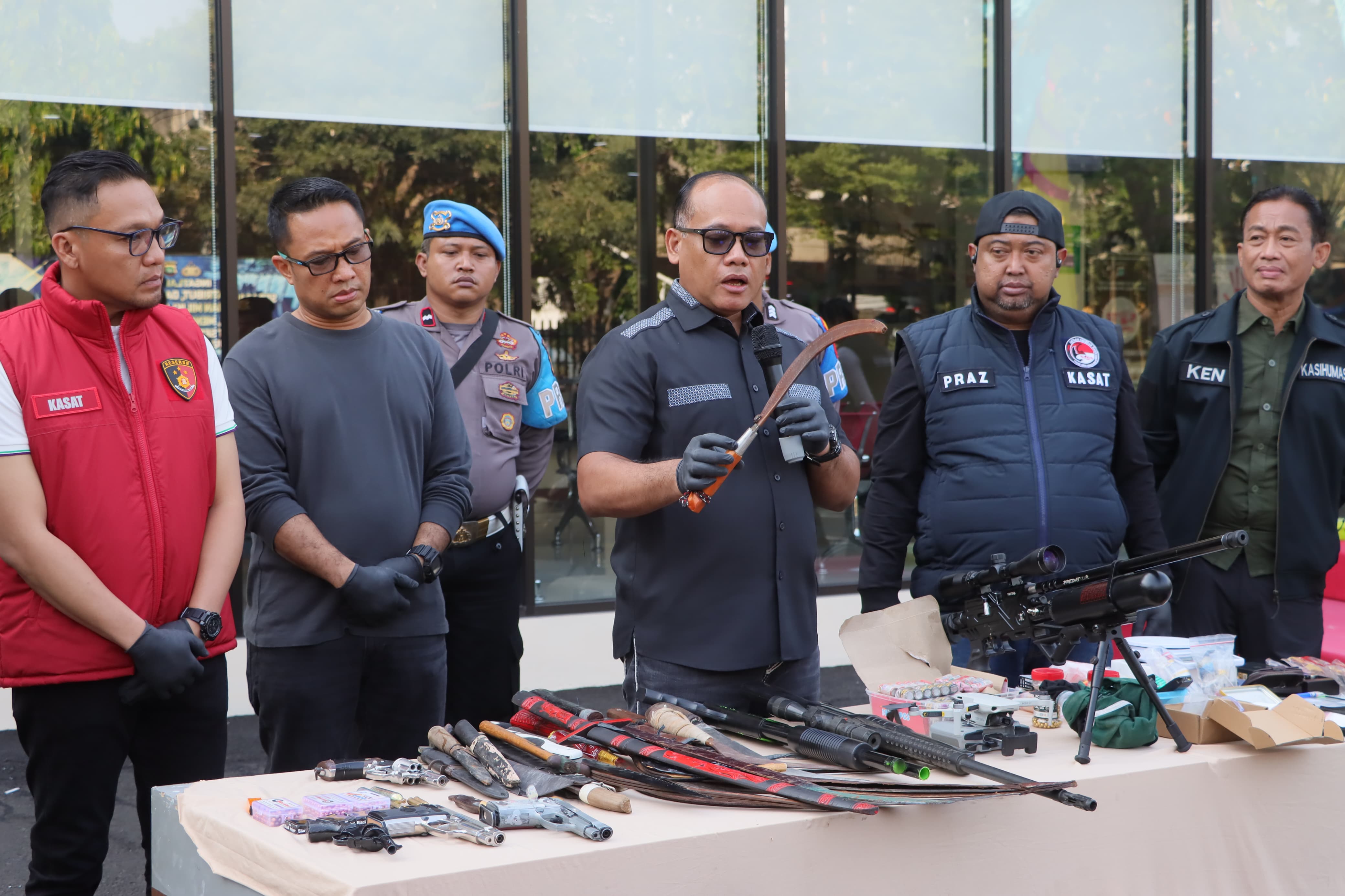 Konfrensi pers penggerebekan Kampung Bahari (SinPo.id/Dok. Polres Jakut)