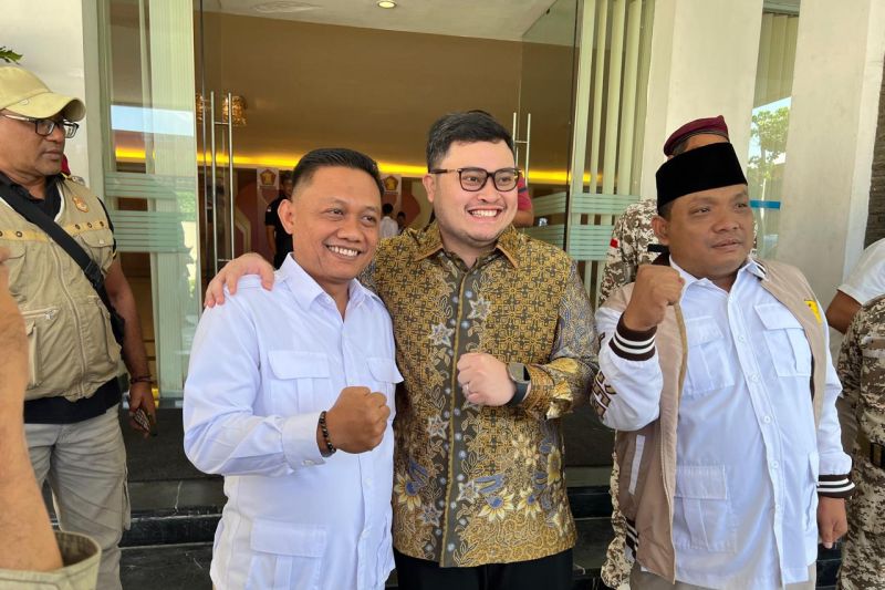 Ketua DPC Partai Gerindra Kota Kediri Katino (kiri baju putih) di Kediri, Jawa Timur. (SinPo.id/Dok. Partai Gerindra)