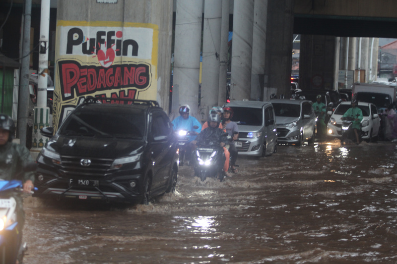 Hujan deras yang mengguyur Jakarta mengakibatkan terjadinya banjir setinggi 50 cm dikawasan Cipulir (Ashar/SinPo.id)