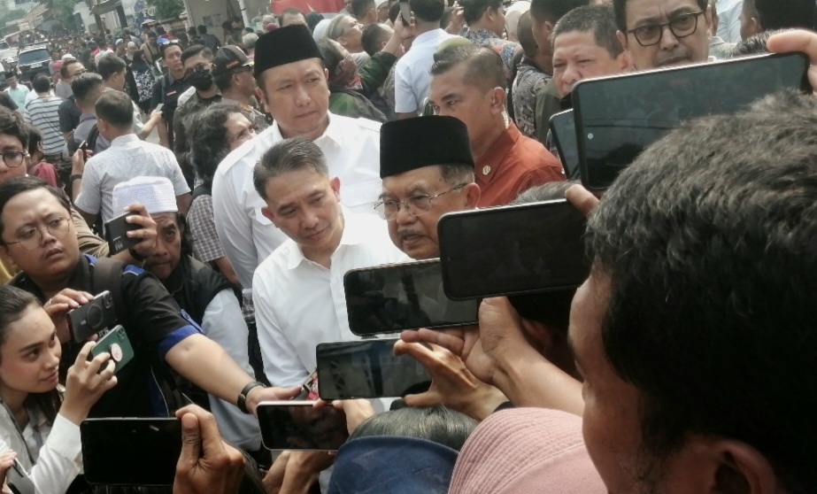 Mantan Wapres RI Jusuf Kalla saat melayat ke rumah duka Hamzah Haz. (SinPo.id/Tio)