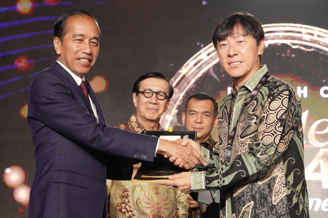 Jokowi menyerahkan Golden Visa secara simbolis Pelatih Timnas Sepakbola Indonesia, Shin Tae Yong (SinPo.id/setpres)