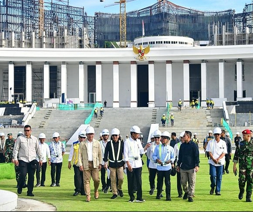 Presiden Joko Widodo saat meninjau pembangunan IKN. (SinPo.id/Setpres)