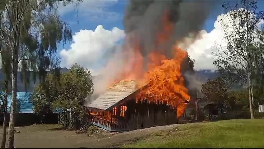 sekolah dibakar (www.humas.polri.go.id)