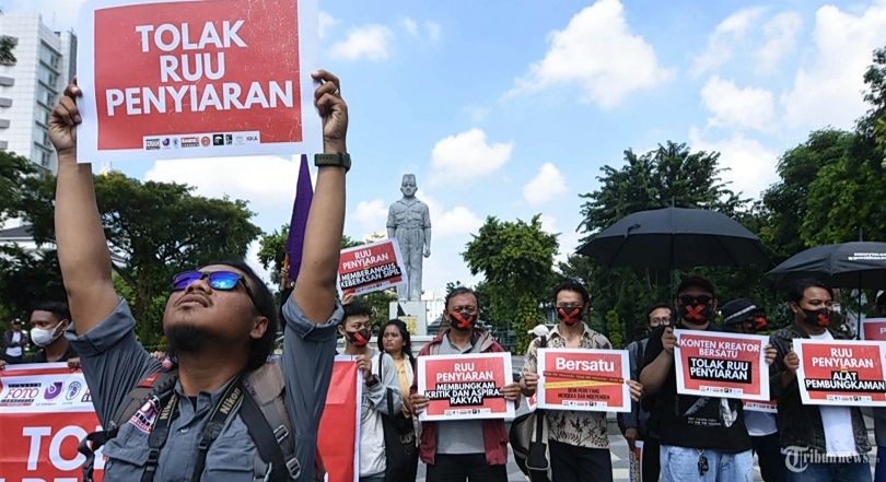 Ilustrasi Koalisi Masyarakat dan Pers (Kompres) melakukan aksi tolak RUU Penyiaran. (SinPo.id/Antara)