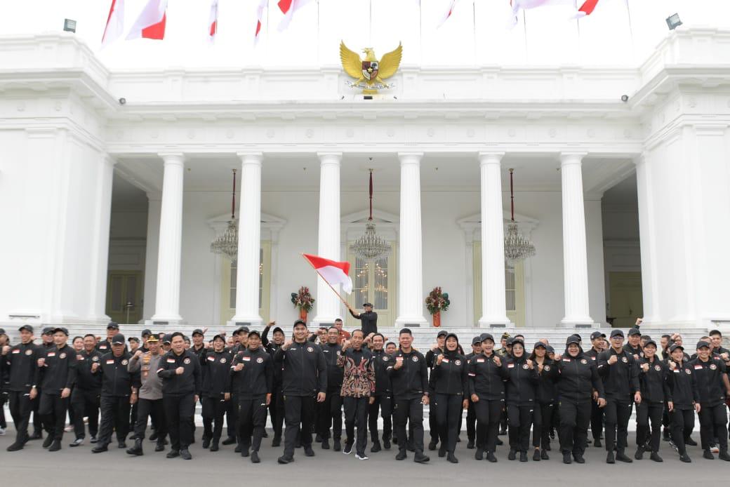 Presiden Jokowi resmi melepas Kontingen Indonesia menuju Olimpiade 2024 Paris di Halaman Istana Merdeka, Jakarta pada Rabu, 10 Juli 2024. (SinPo.id/Dok. Kemenpora)